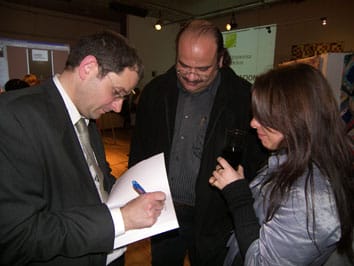 Prof. Pablo Costa Director Académico de la EFN firmando una dedicatoria en el lanzamiento del libro Marco normativo del comercio exterior de la escuela francesa de negocios
